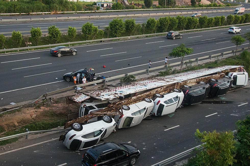  Truck Carrying 11 Luxury Cars Including Porsches, Maseratis, Crashes and Overturns in China 